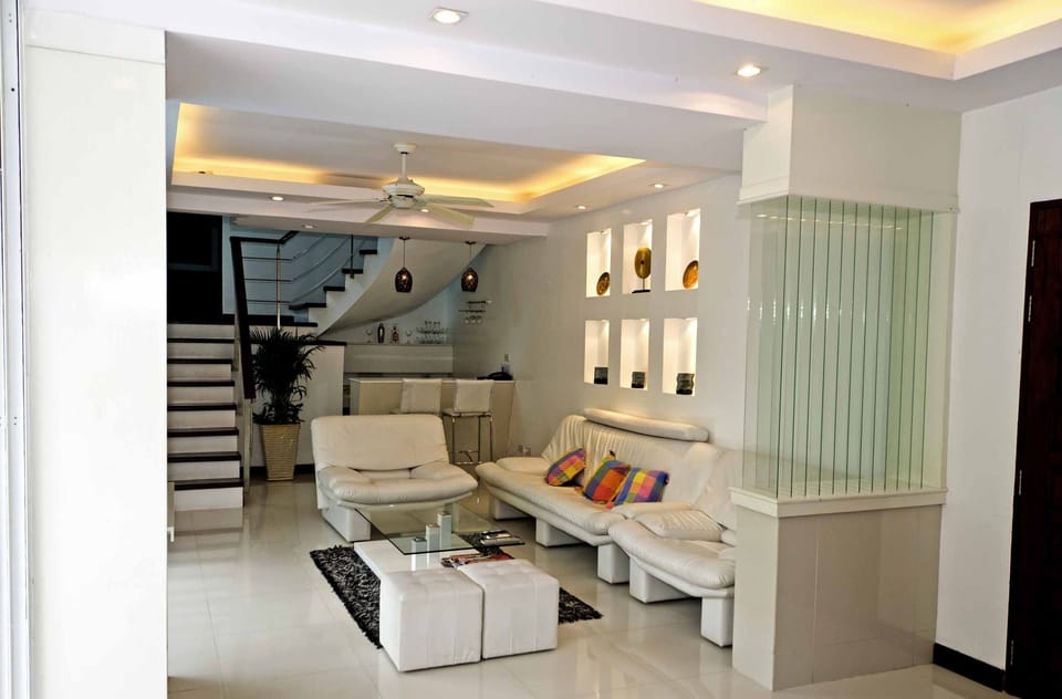 The 4 bedrom White Villa Patong