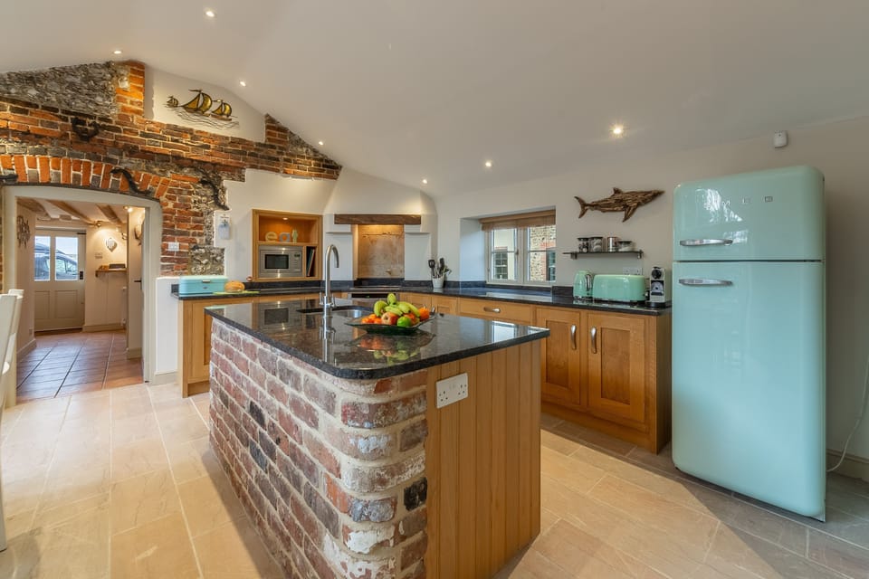 Mayes Cottage, Brancaster: Well-equipped kitchen