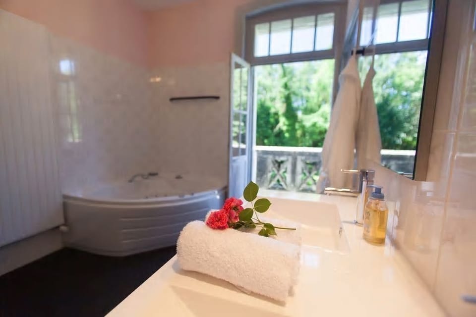 'Pink Bedroom' / Shared Bathroom