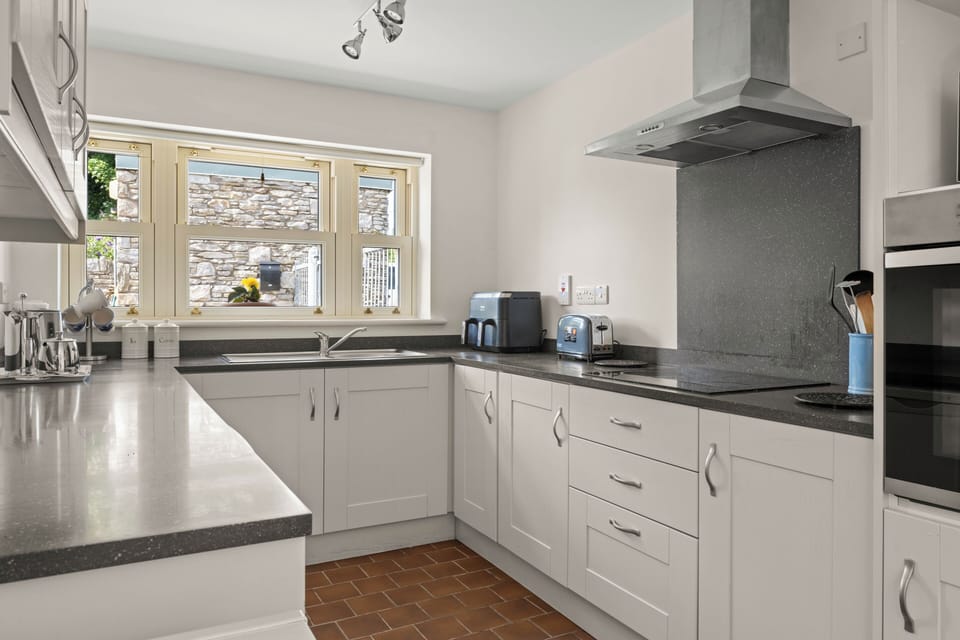 Spacious well equipped kitchen with air fryer