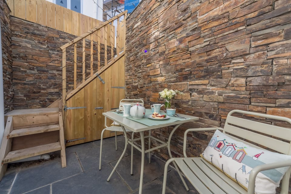 Rear stairway leading to the courtyard seating area