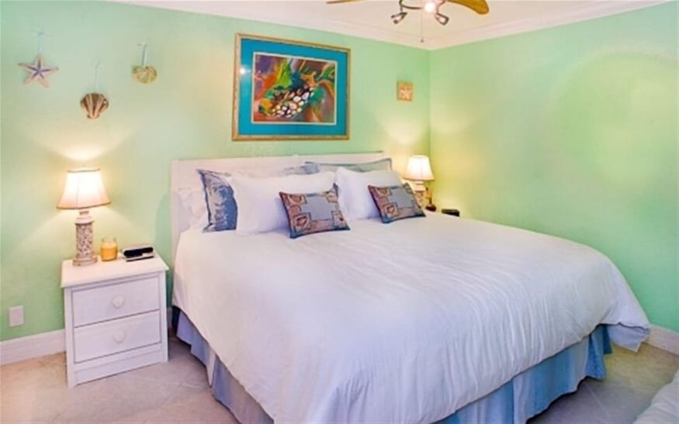 the king bedroom two night stands ipod/phone docking and charging