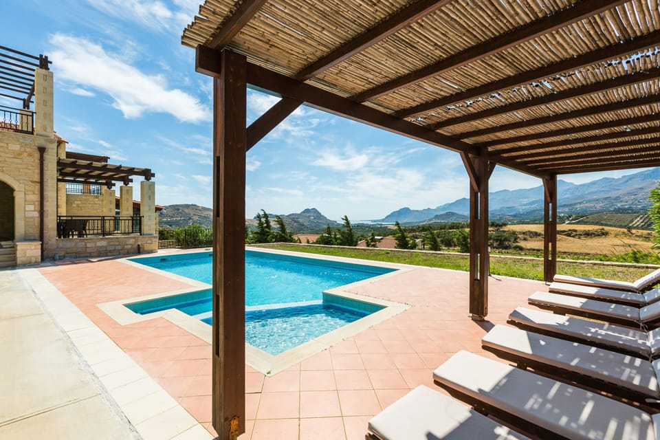 The pool terrace is equipped with sun beds, under the shade of a pergola!