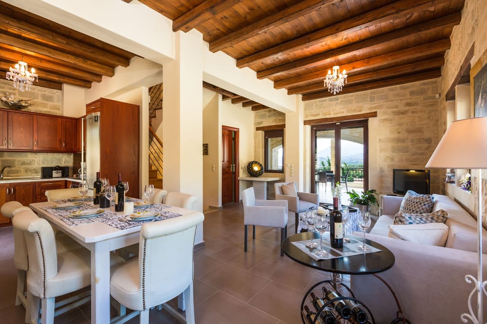 Fully equipped kitchen, dining and sitting area!