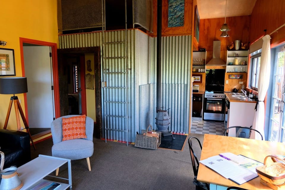 Lounge, kitchen...ART! 