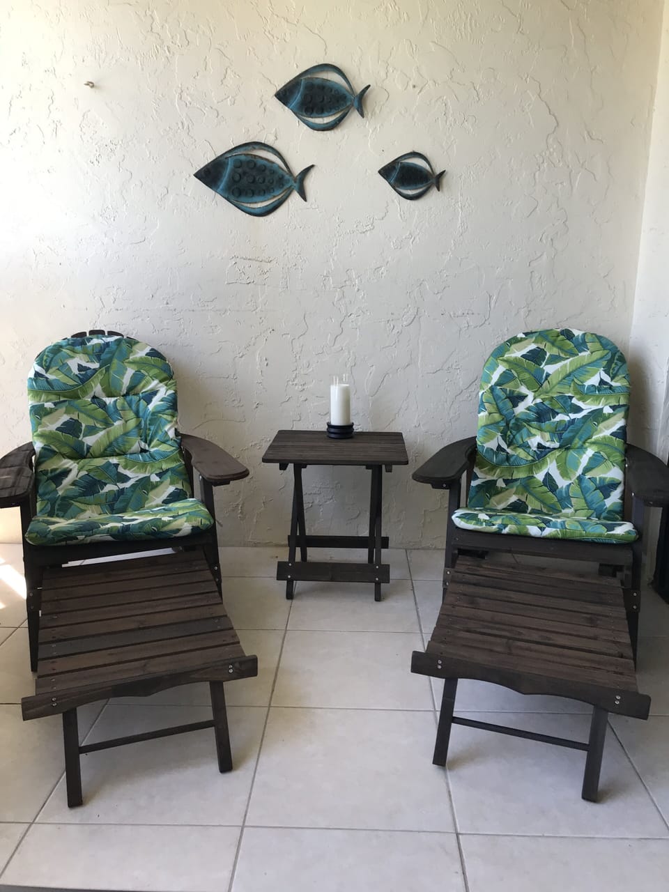 Relax with cocktails in hand.