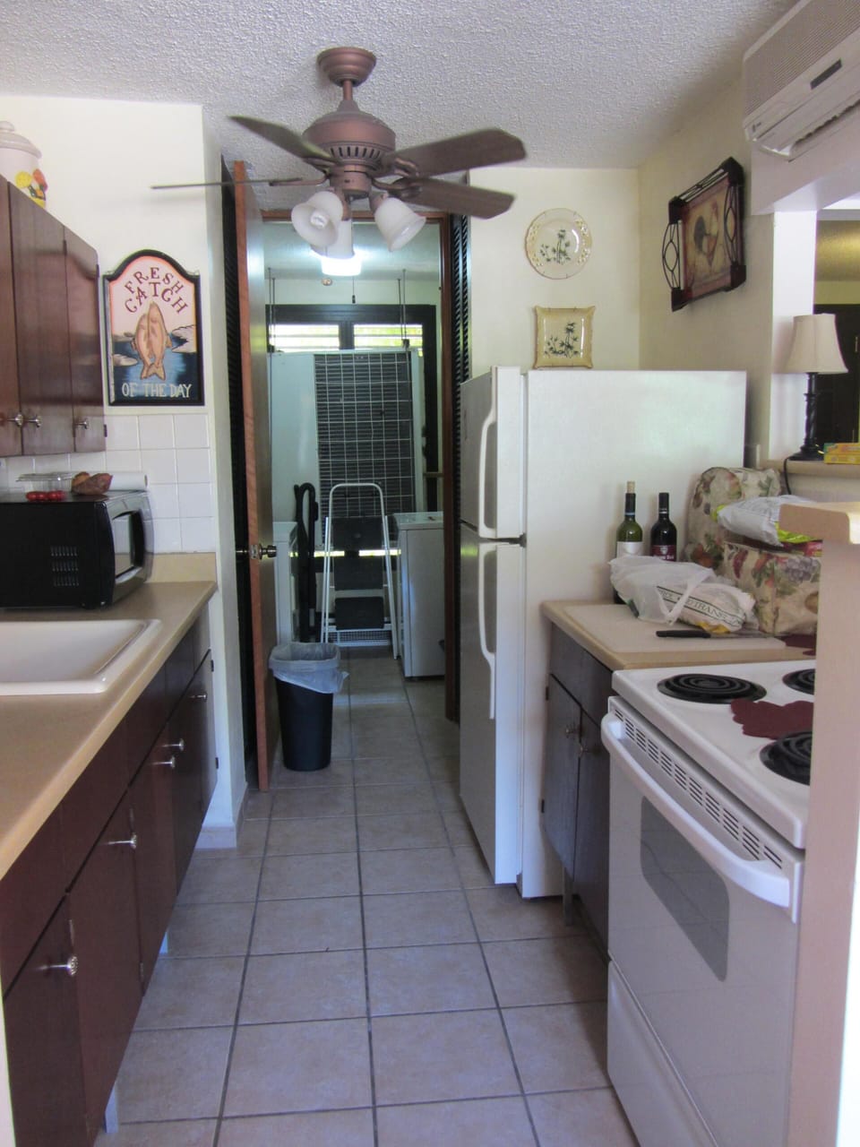 FULLY EQUIPPED KITCHEN W TOASTER, MICROWAVE, COFFEE MAKER & BLENDER