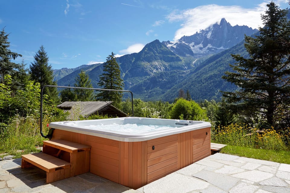 Exterior scenic jacuzzi - Marmotte Mountain Eco Lodge - Chamonix Chalet