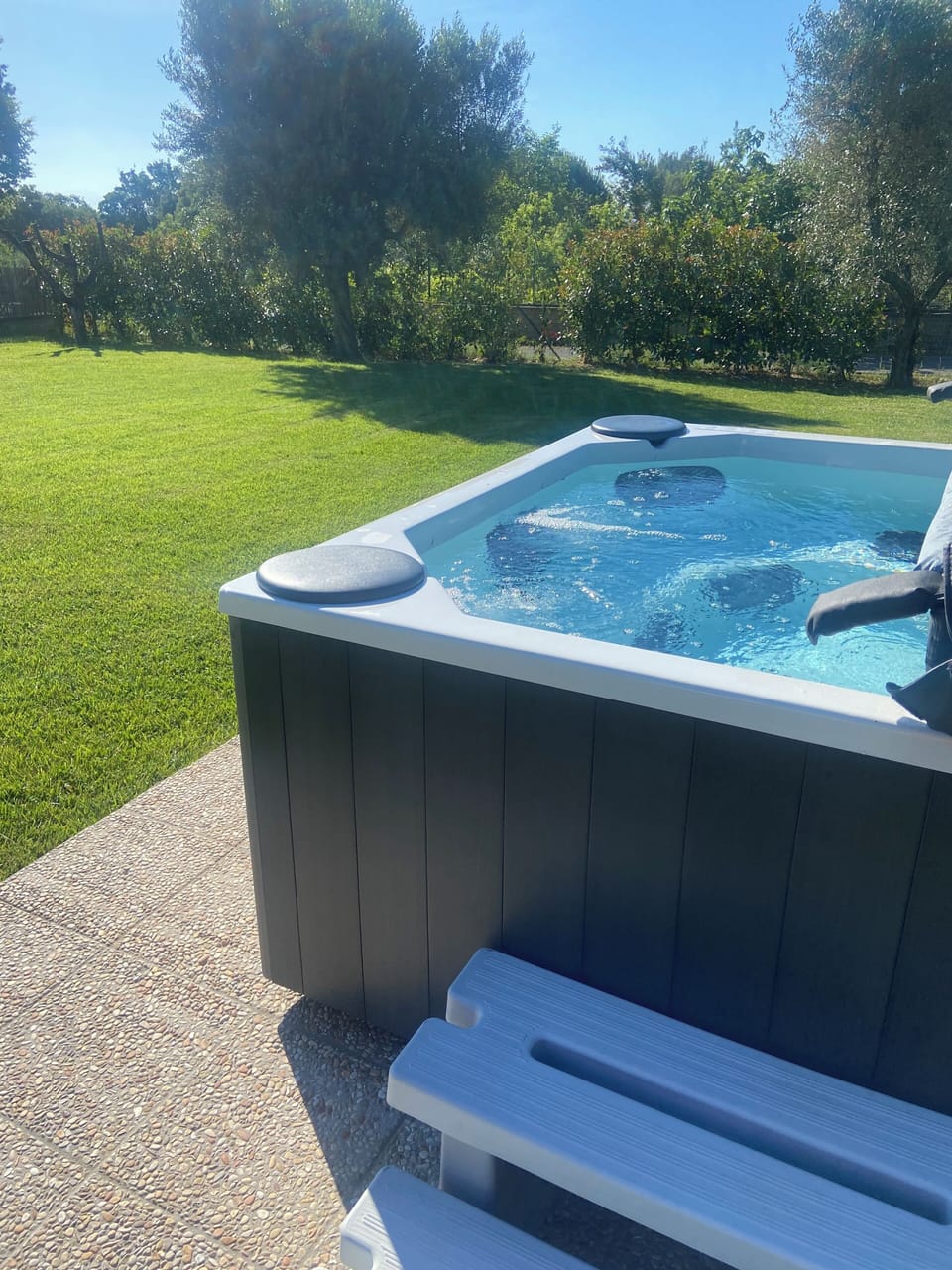 Outdoor spa tub