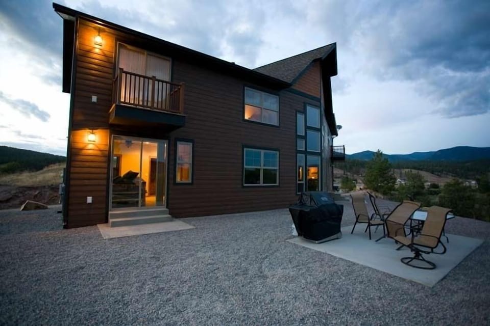 Exceptional Outdoor space to Grill over the River