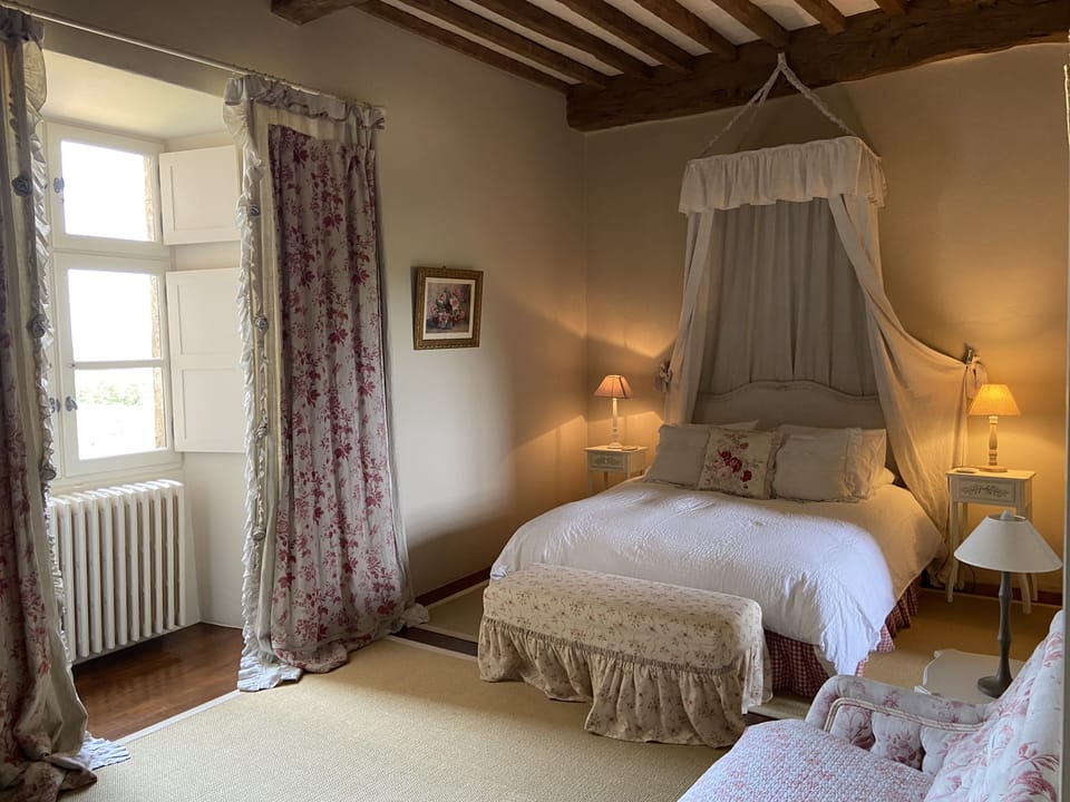 Rose Room a 2nd Master Bedroom with en-suite bathroom and shower. 