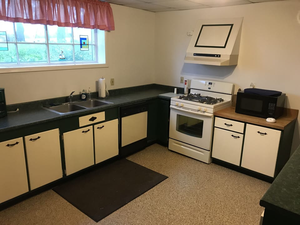 Fully equipped kitchen: dishwasher, fridge/freezer, gas stove.