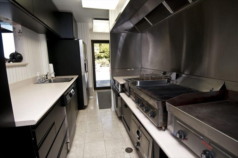 The Catering Kitchen, Grill, Griddle, Deep Fryer, extra Refrigerator & pool bath