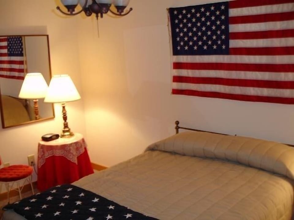 Sleep comfortably on the authentic Brass bed in the Patriot room.