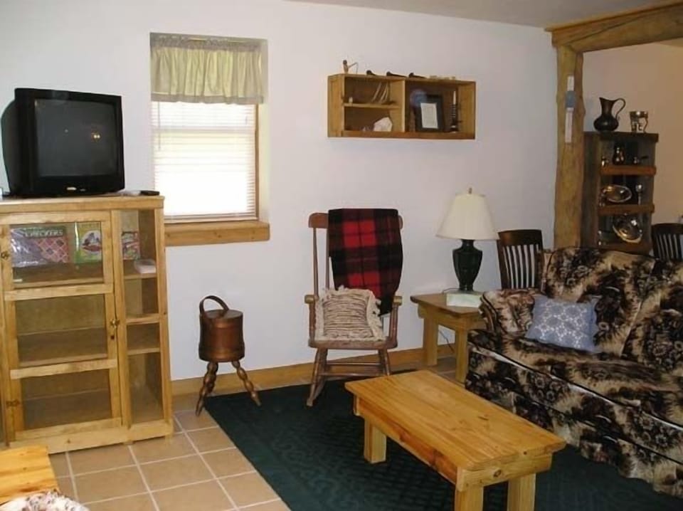 Comfortable living room! TV, DVD, satellite, games and lots of books too.