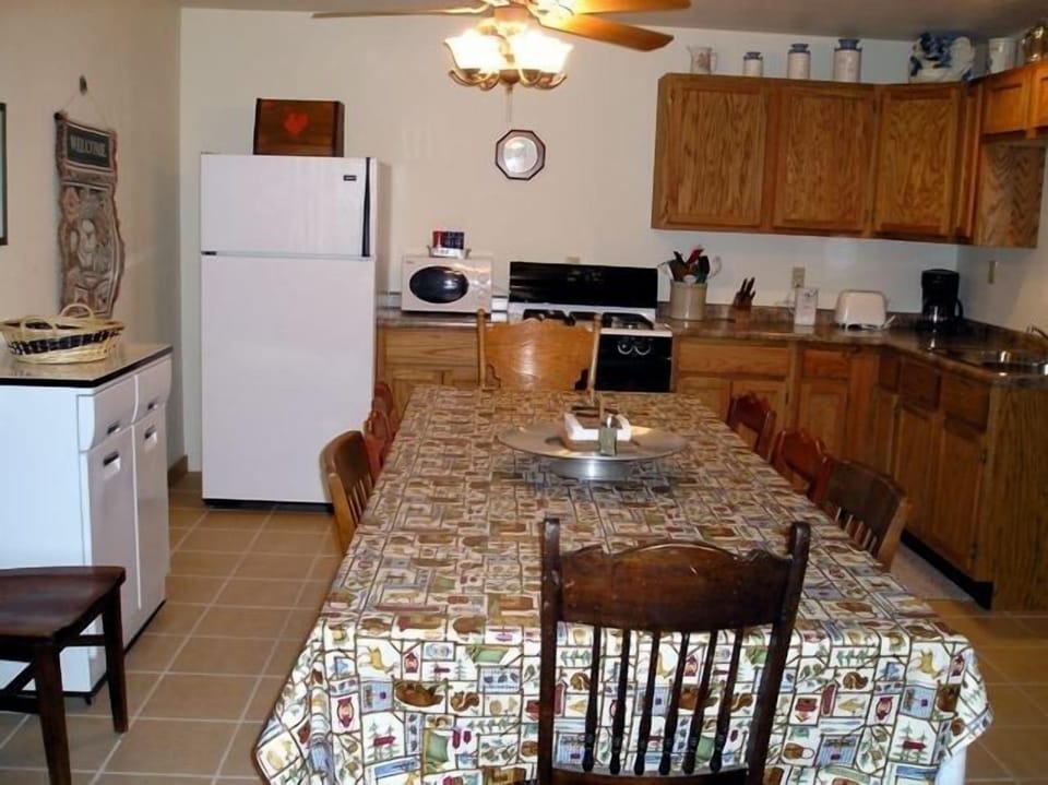 Fully equipped modern kitchen.