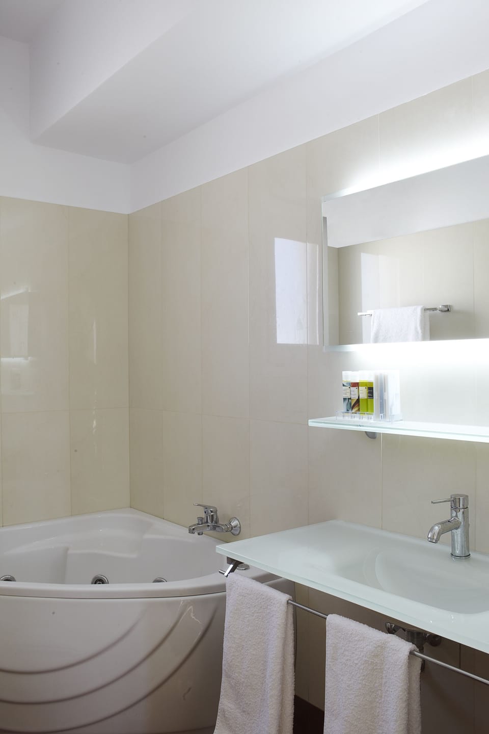 Hydromassage bathtub