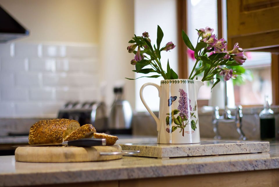 Granite work tops to the kitchen.
