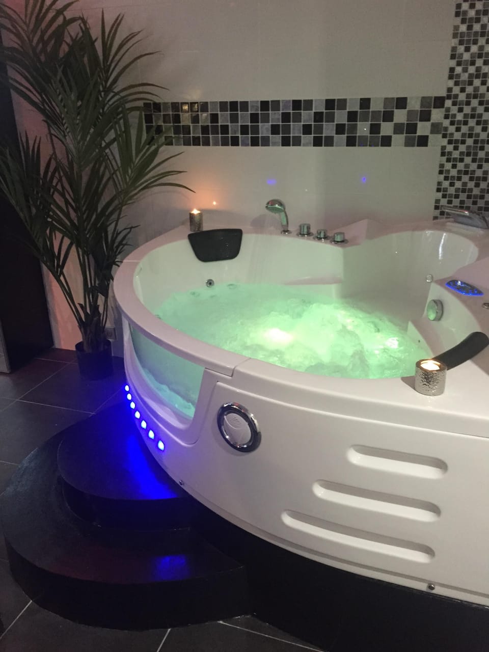 Indoor spa tub