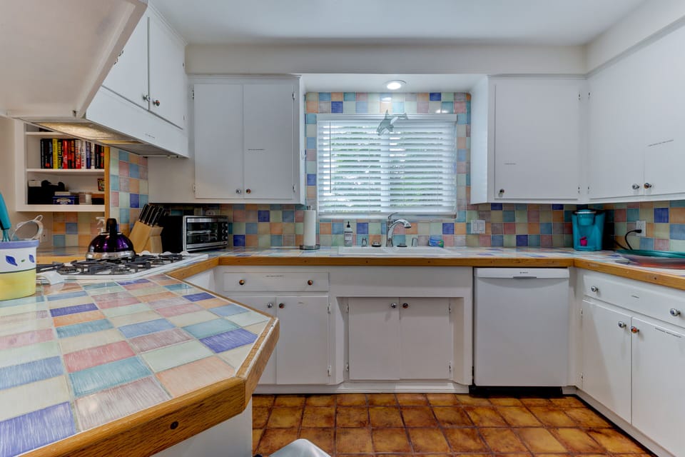Large counter space with plenty of cabinets