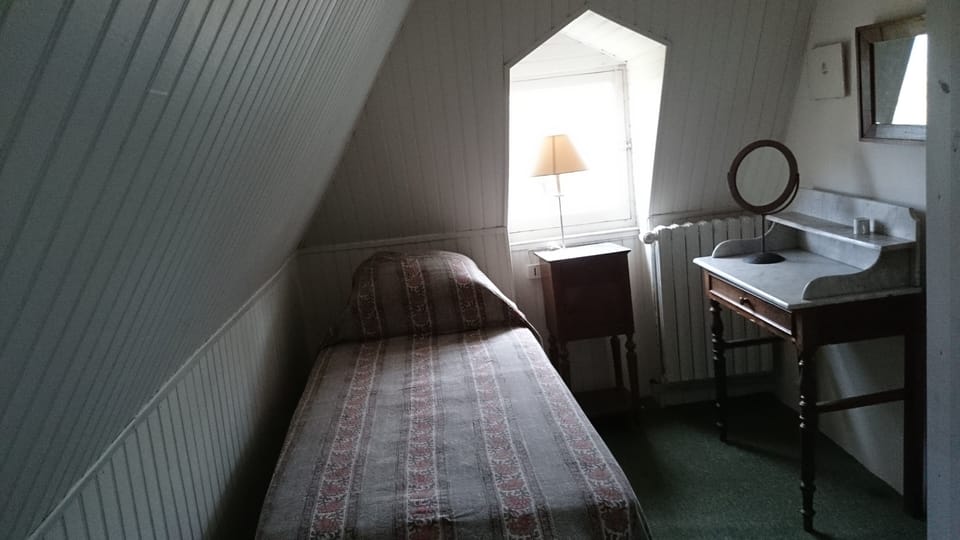 2nd Bedroom, facing East. Another twin bed is behind along with a clothes closet