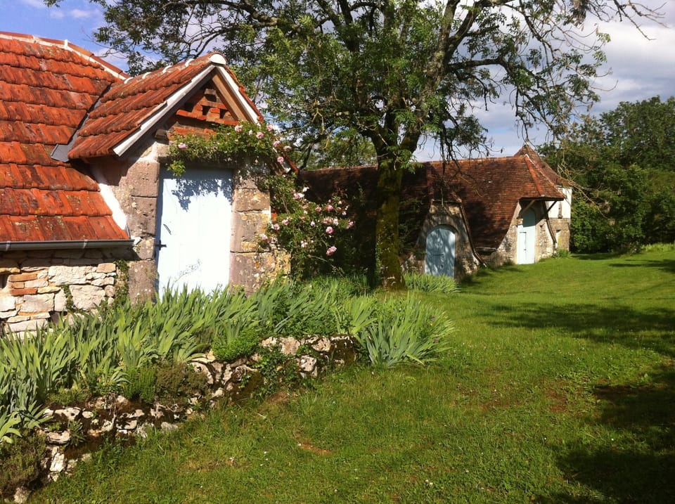 Top of the bake house with the barns and the pigeonier behind