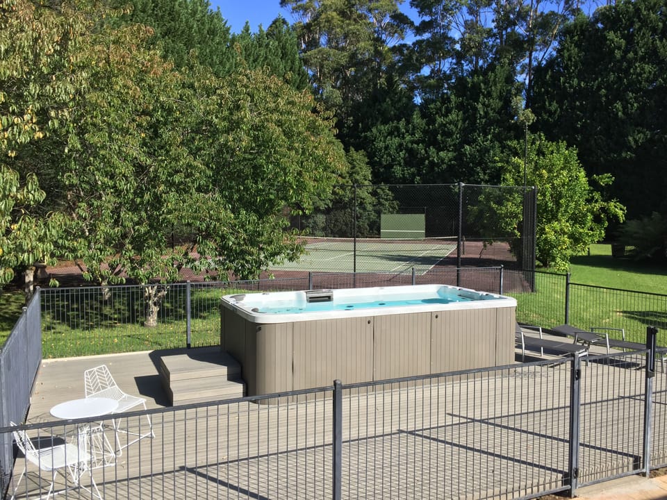 Plunge pool swim spa & tennis court 