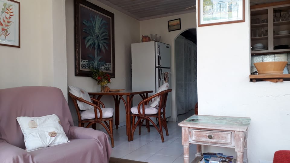 You can enjoying in eating in the breakfast nook.