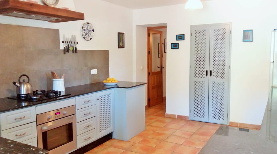 Fully fitted kitchen