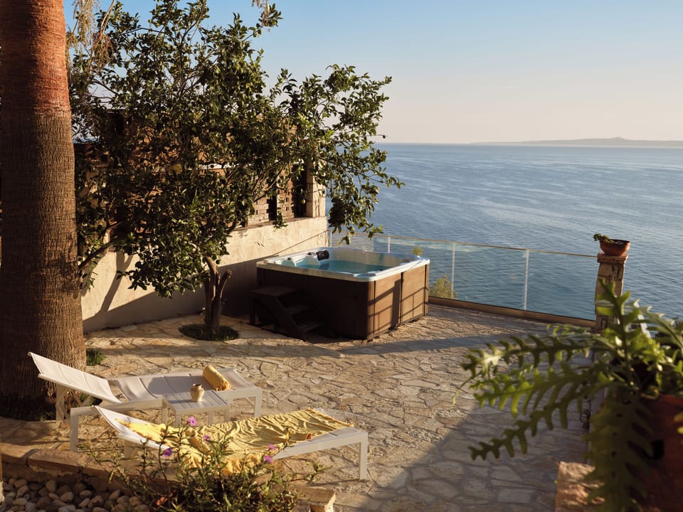 Outdoor spa tub