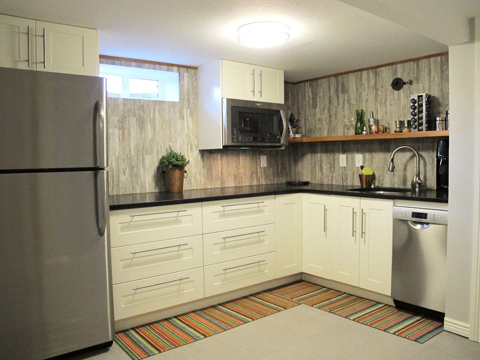 Granite counters, full-sized refrigerator, dishwasher, convection microwave oven
