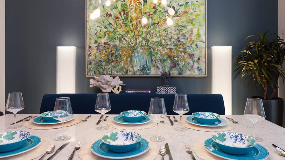 Everything you need for setting the table is provided