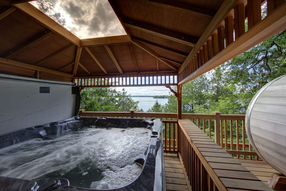 Outdoor spa tub