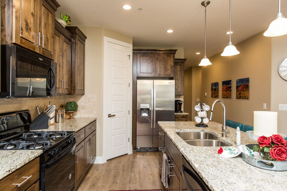 Granite Counters & Upgraded Appliances Throughout Kitchen
