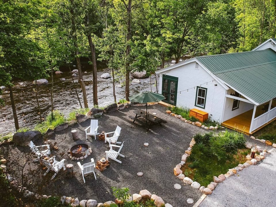 Riverside Farmhouse. Photo by @dirtandglass