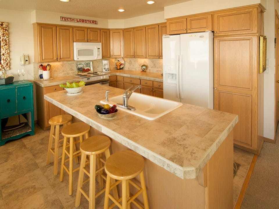 Kitchen, with additional seating for 4 at island bar 