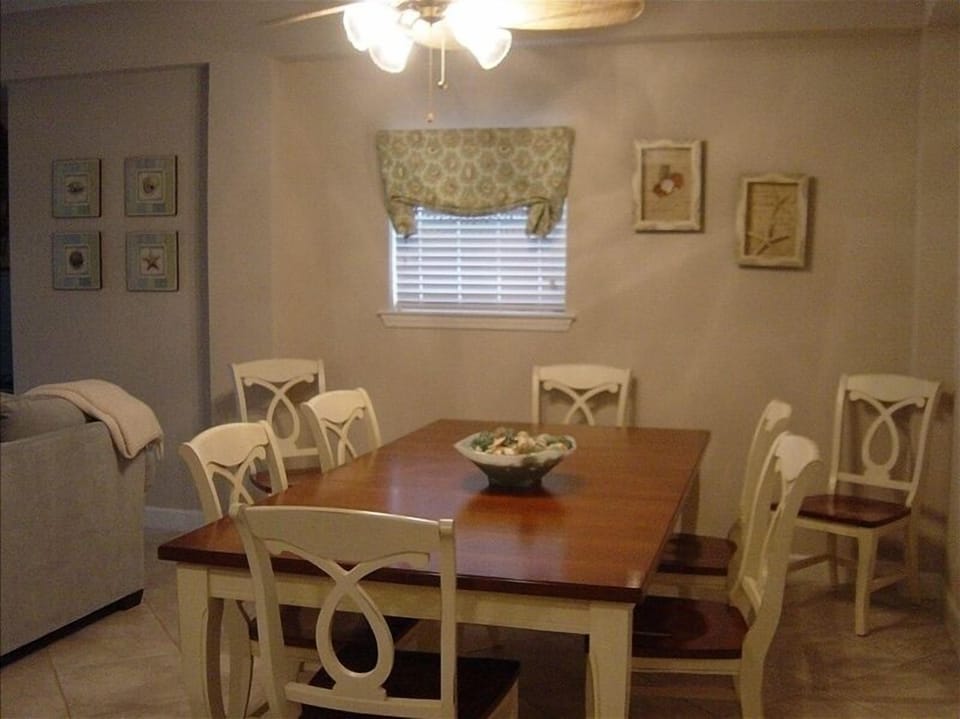 Dining area that seats six(6)