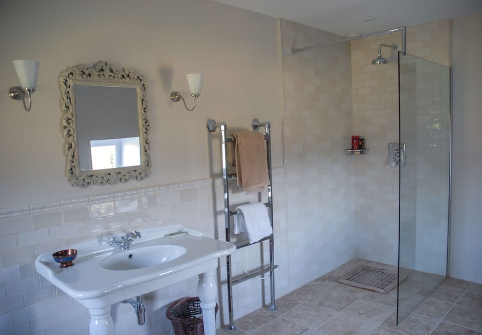 En-Suite Bathroom 1 (Bed 1)