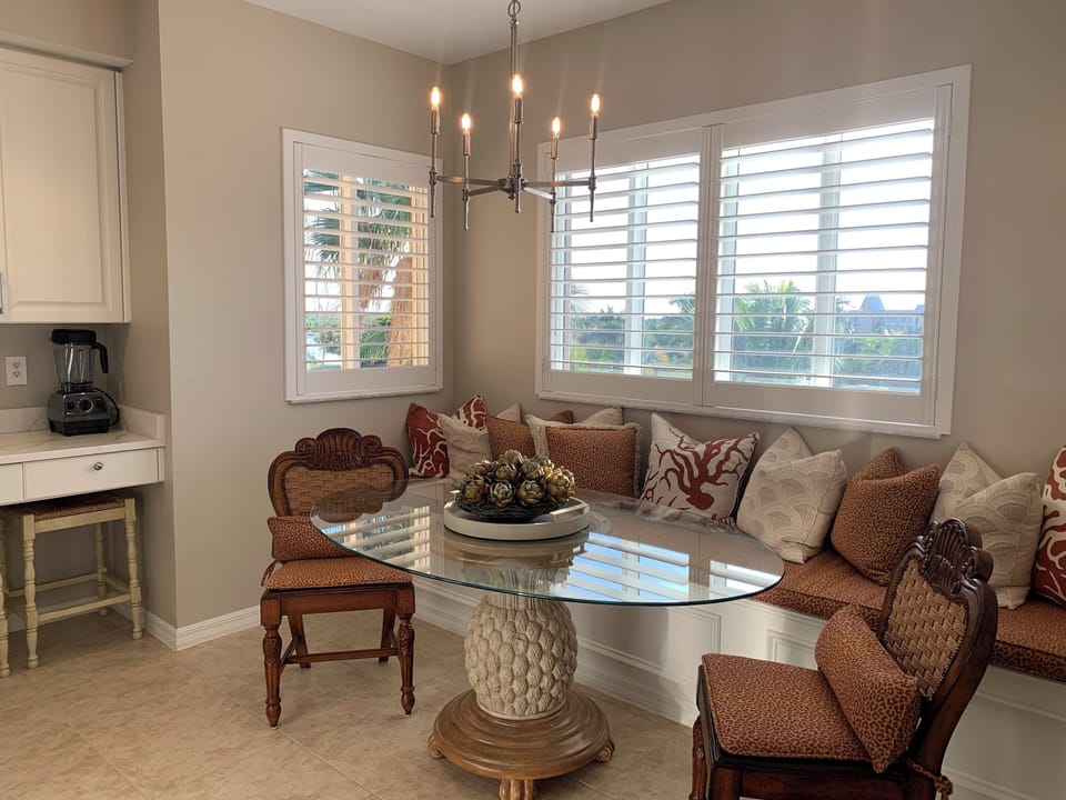 Kitchen Sitting Area - seats six 