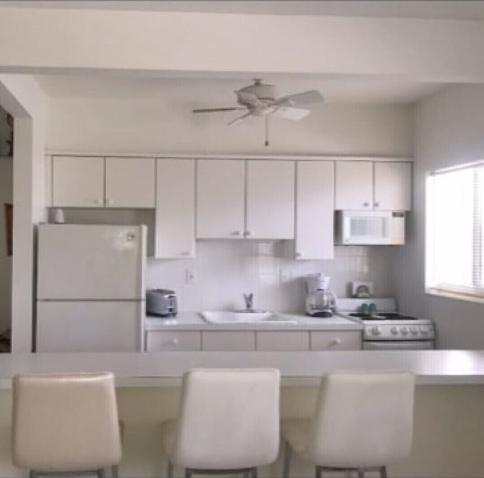 Fully equipped kitchen.