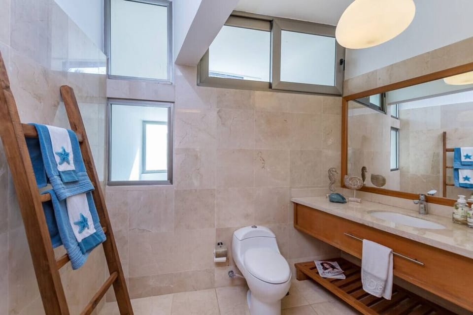 Villa Hermosa: guest bathroom