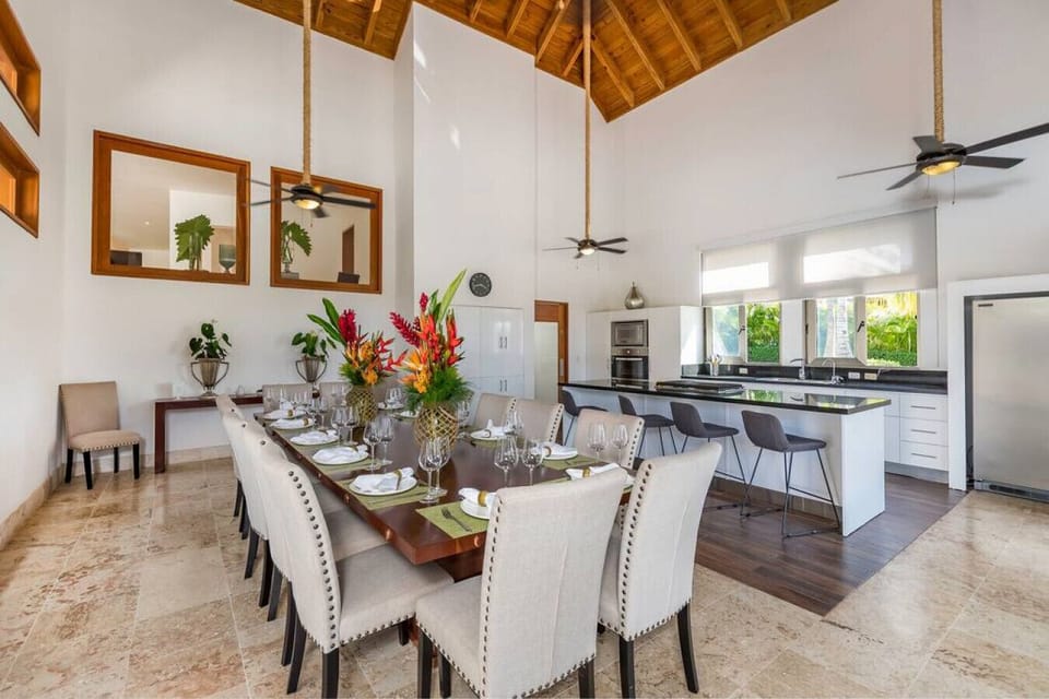 Villa Hermosa: dining area and kitchen