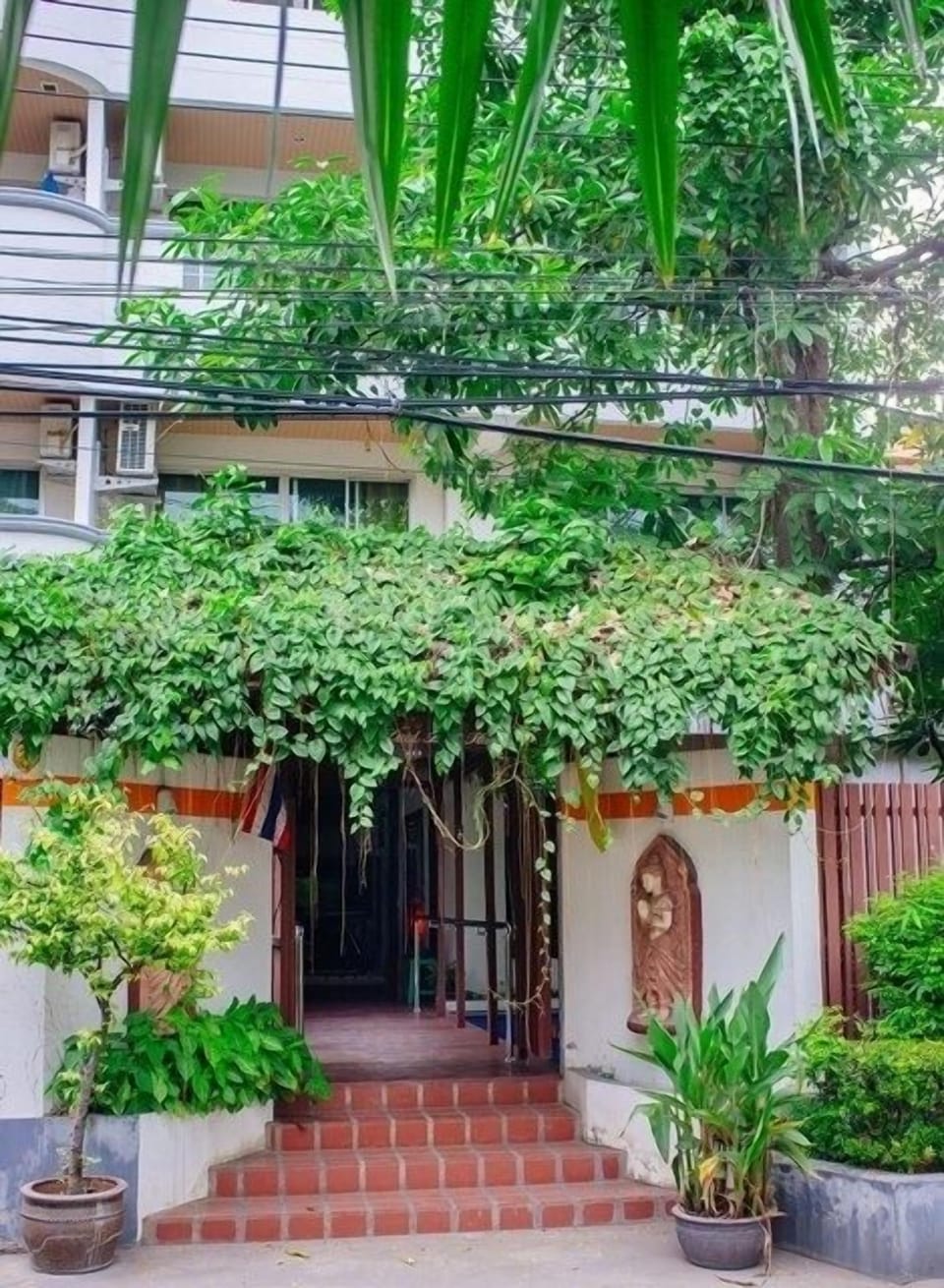 studio for rent with Thai Style decor