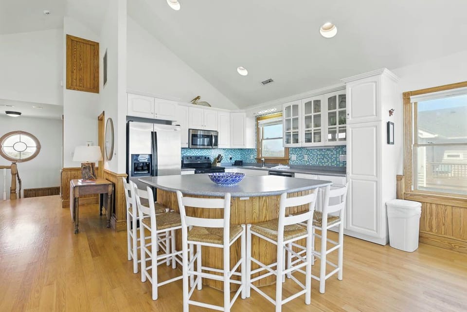 Top-Level Kitchen with Bar (seats 5)