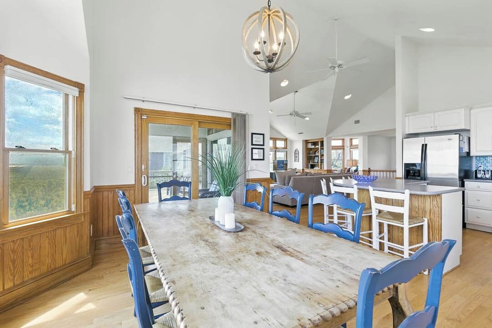 Top-Level Dining Room with Table (seats 8)