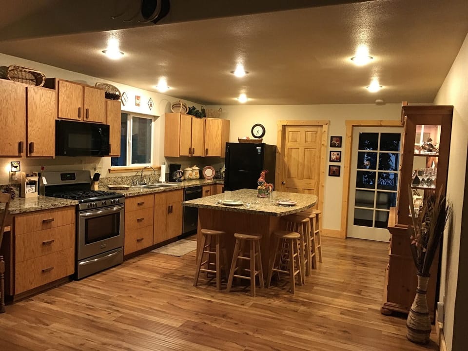 Kitchen: Featuring large island 