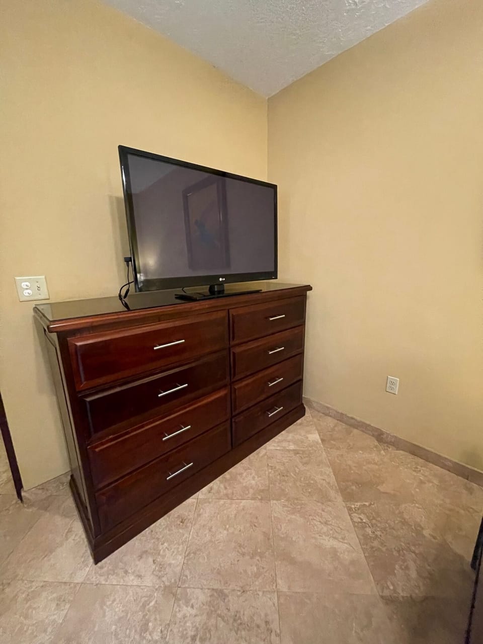 King bedroom 42 inch tv