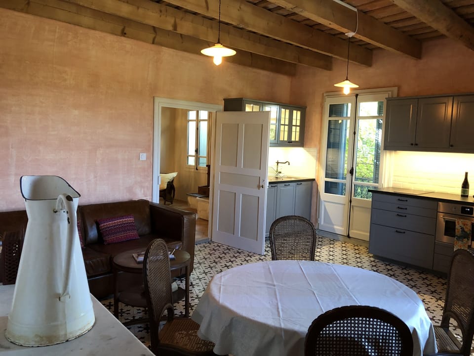 Seating for 4 at the dining room table.