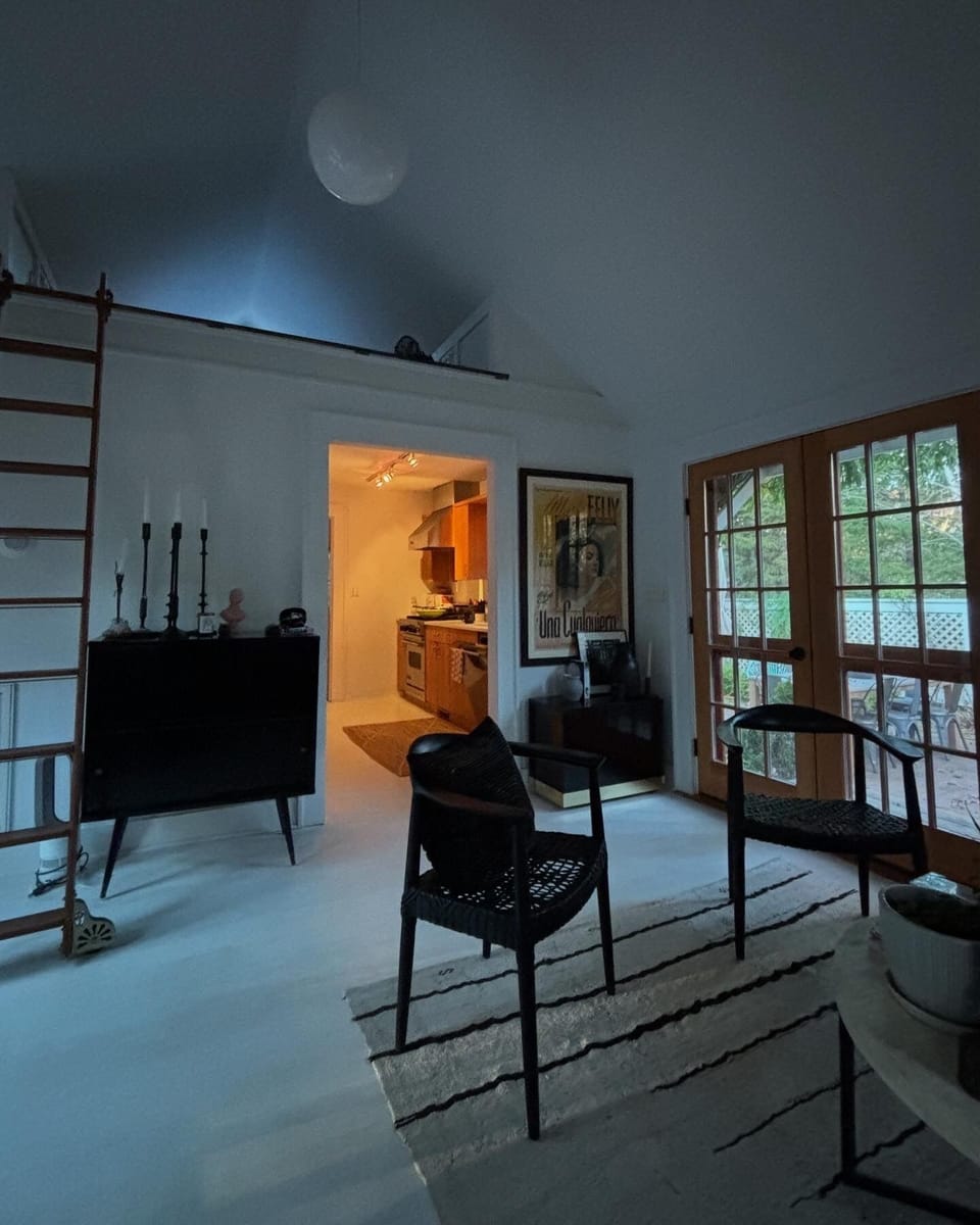 Living room/dining room (with access to loft)
