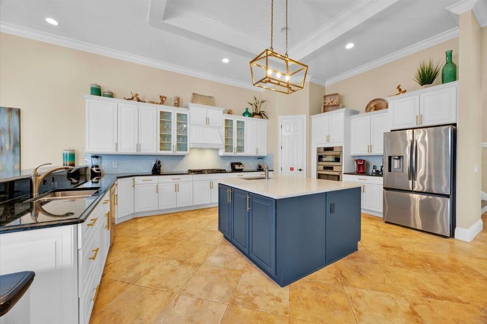 Huge Coastal kitchen, Quartz island, 2 sinks, & new appliances makes cooking fun